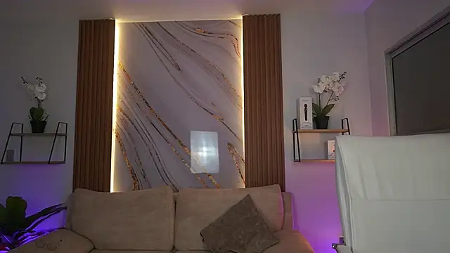 Snapshot of MilaCrave chatting on 12.16.25 MilaCrave online show from 12.16.25