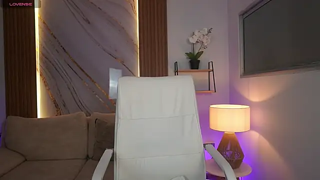 Snapshot of MilaCrave chatting on 12.17.25 MilaCrave online show from 12.17.25