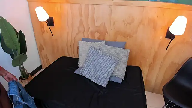 Snapshot of halleylorens chatting on 09.10.25 halleylorens online show from 09.10.25