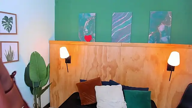 Snapshot of halleylorens chatting on 10.11.25 halleylorens online show from 10.11.25