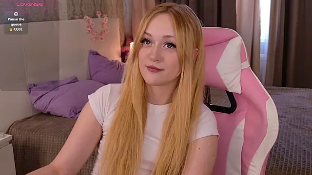 Snapshot of HeyMonkey_ chatting on 10.06.25 HeyMonkey online show from 10.06.25