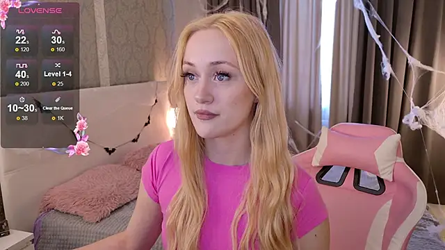 Snapshot of HeyMonkey_ chatting on 10.30.25 HeyMonkey online show from 10.30.25