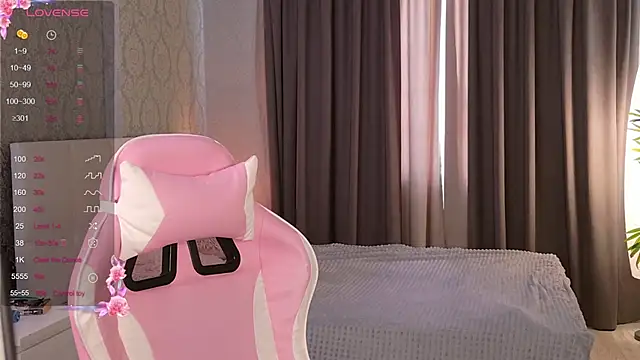 Snapshot of HeyMonkey_ chatting on 11.03.25 HeyMonkey online show from 11.03.25