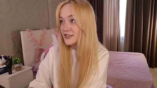 Snapshot of HeyMonkey_ chatting on 12.05.25 HeyMonkey online show from 12.05.25