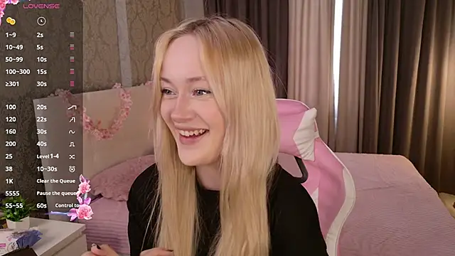 Snapshot of HeyMonkey_ chatting on 12.18.25 HeyMonkey online show from 12.18.25