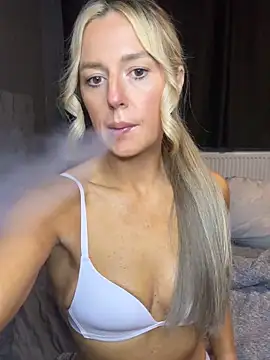 Snapshot of sammie-99 chatting on 09.17.25 sammie-99 online show from 09.17.25