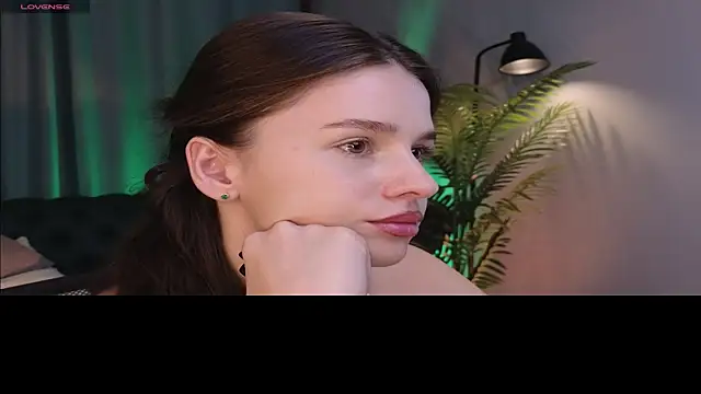 Snapshot of Olivia_Farrell chatting on 10.20.25 Olivia Farrell online show from 10.20.25