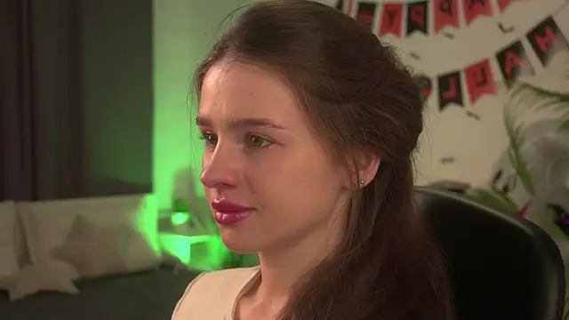 Snapshot of Olivia_Farrell chatting on 10.22.25 Olivia Farrell online show from 10.22.25