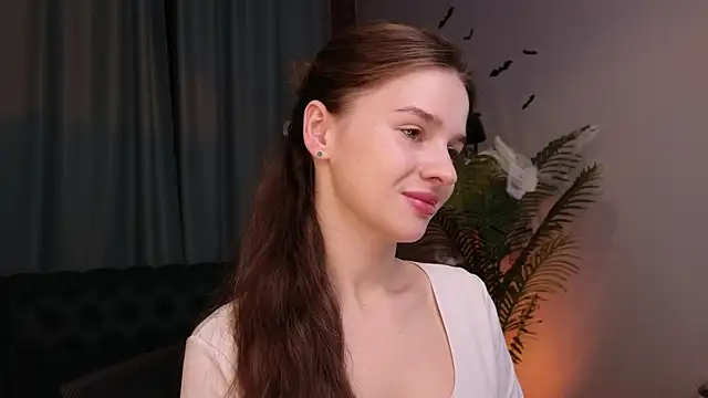 Snapshot of Olivia_Farrell chatting on 10.27.25 Olivia Farrell online show from 10.27.25