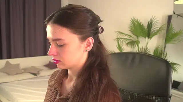 Snapshot of Olivia_Farrell chatting on 11.15.25 Olivia Farrell online show from 11.15.25