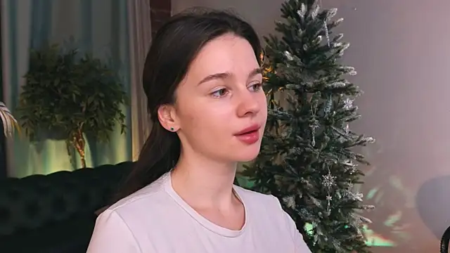 Snapshot of Olivia_Farrell chatting on 12.05.25 Olivia Farrell online show from 12.05.25