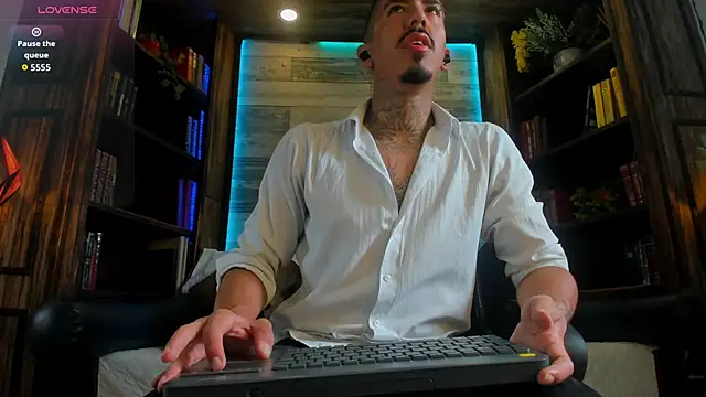 Snapshot of Donovan_Desmond chatting on 10.27.25 Donovan Desmond online show from 10.27.25