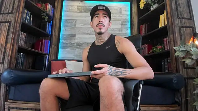 Snapshot of Donovan_Desmond chatting on 11.10.25 Donovan Desmond online show from 11.10.25