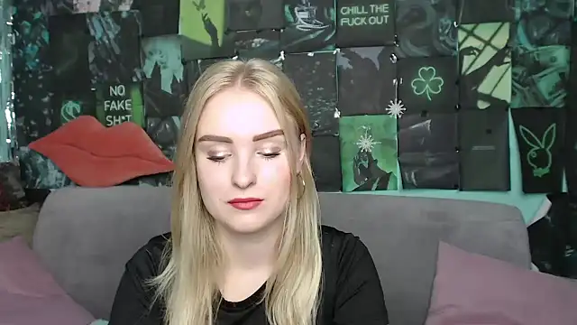 Snapshot of SofySofty chatting on 09.13.25 SofySofty online show from 09.13.25