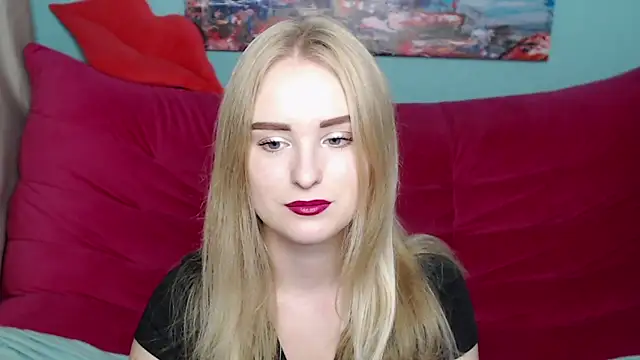 Snapshot of SofySofty chatting on 10.18.25 SofySofty online show from 10.18.25