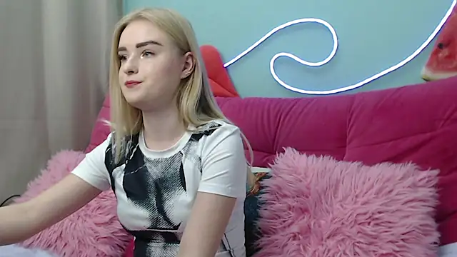 Snapshot of SofySofty chatting on 11.21.25 SofySofty online show from 11.21.25