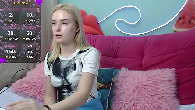 Snapshot of SofySofty chatting on 11.22.25 SofySofty online show from 11.22.25