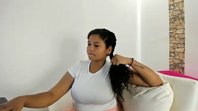 Snapshot of NinaCollinss1 chatting on 09.20.25 NinaCollinss1 online show from 09.20.25