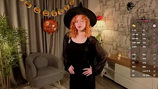 Snapshot of TiannaBorlace chatting on 10.31.25 TiannaBorlace online show from 10.31.25