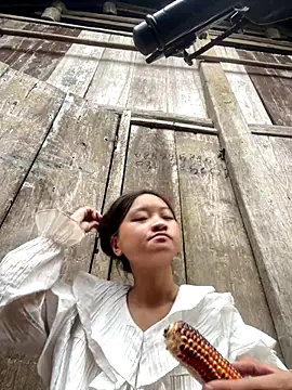 Snapshot of __Nhug__05 chatting on 09.10.25 Nhug 05 online show from 09.10.25