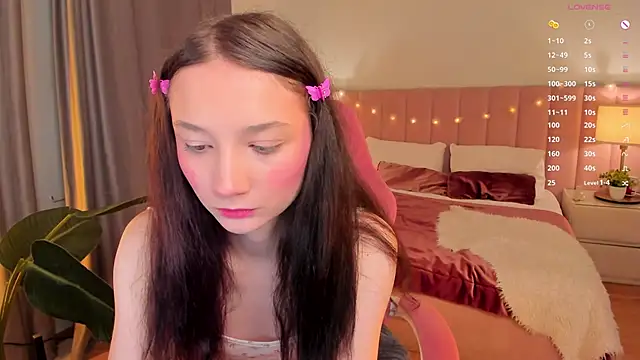 Snapshot of MilliMouse chatting on 11.19.25 MilliMouse online show from 11.19.25