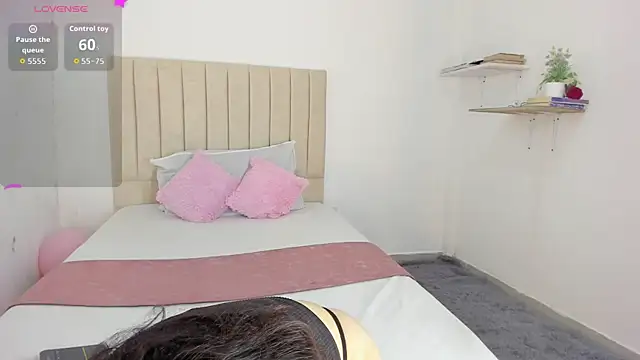 Snapshot of sashaa_petit chatting on 09.27.25 sashaa petit online show from 09.27.25