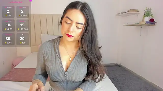 Snapshot of sashaa_petit chatting on 09.29.25 sashaa petit online show from 09.29.25