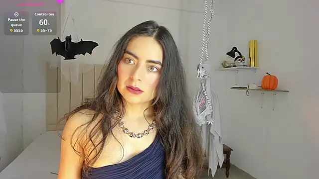 Snapshot of sashaa_petit chatting on 10.30.25 sashaa petit online show from 10.30.25