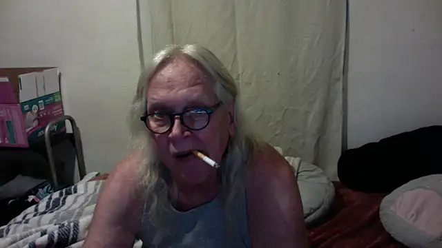 Snapshot of OldLadySara chatting on 05.24.26 OldLadySara online show from 05.24.26