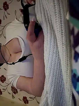 Snapshot of itsCuteTits chatting on 11.20.25 itsCuteTits online show from 11.20.25