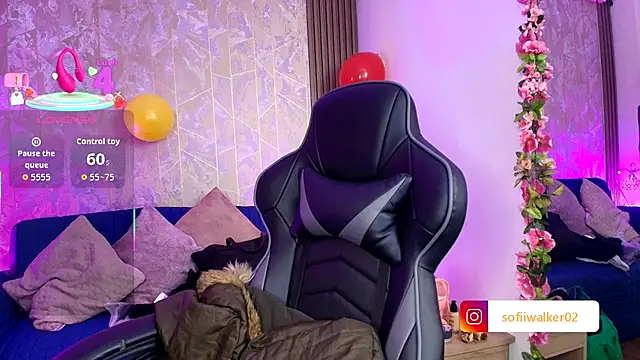 Snapshot of SophiaWalker_1 chatting on 10.08.25 SophiaWalker 1 online show from 10.08.25