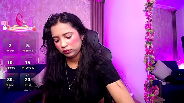 Snapshot of SophiaWalker_1 chatting on 10.21.25 SophiaWalker 1 online show from 10.21.25