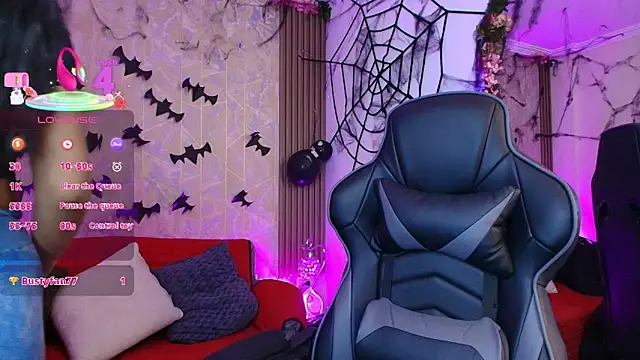 Snapshot of SophiaWalker_1 chatting on 10.31.25 SophiaWalker 1 online show from 10.31.25