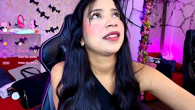 Snapshot of SophiaWalker_1 chatting on 11.01.25 SophiaWalker 1 online show from 11.01.25