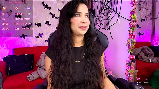 Snapshot of SophiaWalker_1 chatting on 11.05.25 SophiaWalker 1 online show from 11.05.25