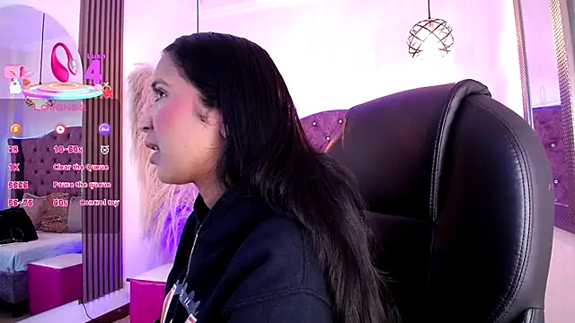 Snapshot of SophiaWalker_1 chatting on 11.17.25 SophiaWalker 1 online show from 11.17.25