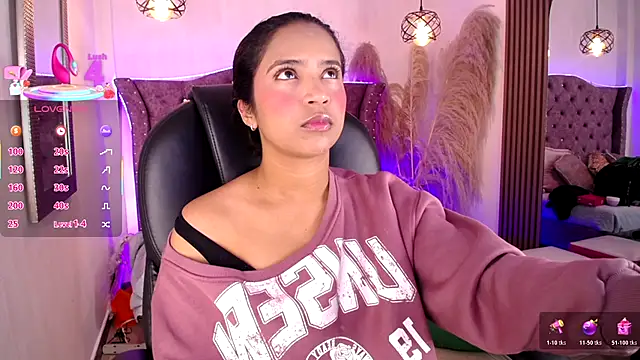 Snapshot of SophiaWalker_1 chatting on 11.26.25 SophiaWalker 1 online show from 11.26.25