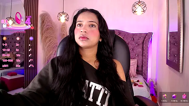 Snapshot of SophiaWalker_1 chatting on 11.27.25 SophiaWalker 1 online show from 11.27.25