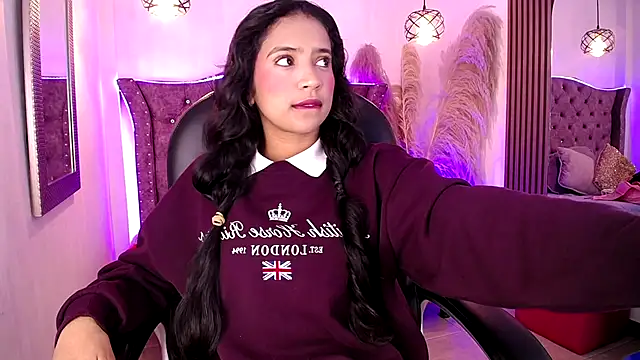 Snapshot of SophiaWalker_1 chatting on 12.04.25 SophiaWalker 1 online show from 12.04.25