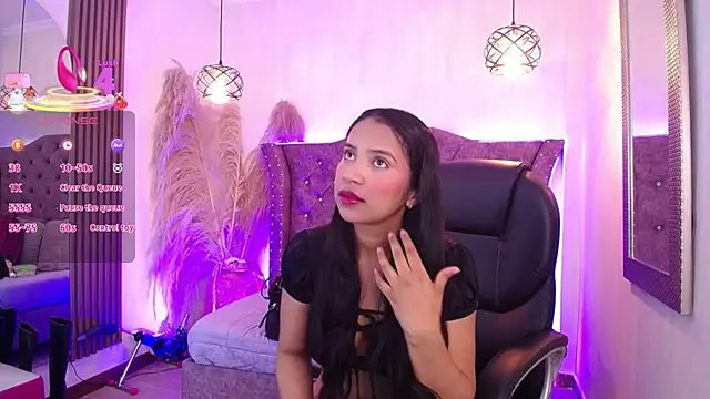 Snapshot of SophiaWalker_1 chatting on 12.16.25 SophiaWalker 1 online show from 12.16.25