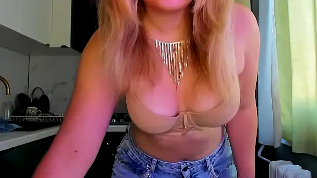 Snapshot of SunshineEmma chatting on 10.02.25 SunshineEmma online show from 10.02.25