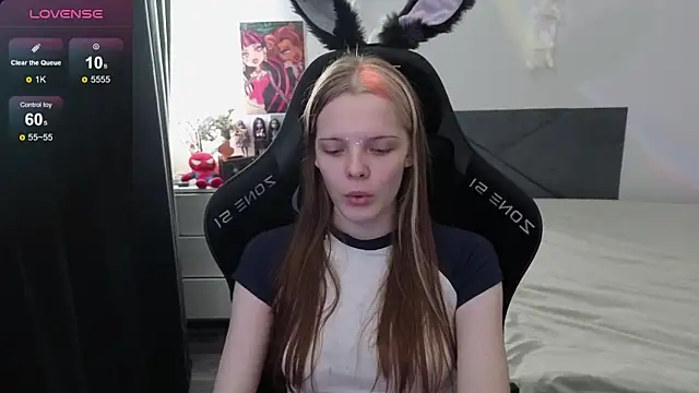 Snapshot of Luna_Navy chatting on 09.20.25 Luna Navy online show from 09.20.25