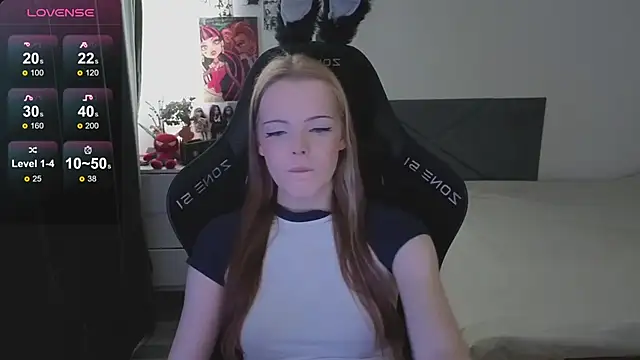 Snapshot of Luna_Navy chatting on 10.21.25 Luna Navy online show from 10.21.25