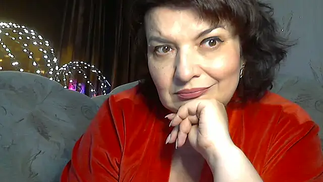 Snapshot of LedyNika chatting on 11.16.25 LedyNika online show from 11.16.25