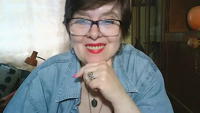 Snapshot of VeronicaGold511 chatting on 05.13.26 VeronicaGold511 online show from 05.13.26