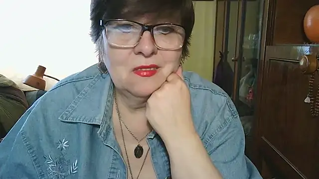Snapshot of VeronicaGold511 chatting on 05.17.26 VeronicaGold511 online show from 05.17.26