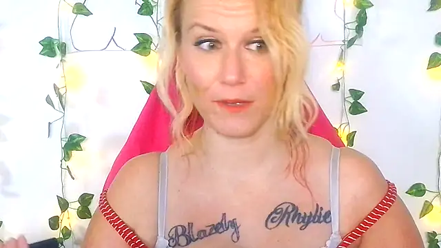 Snapshot of RhondaRump chatting on 05.07.26 RhondaRump online show from 05.07.26