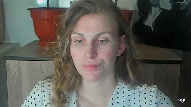 JuliaMuuun online show from 05.18.26