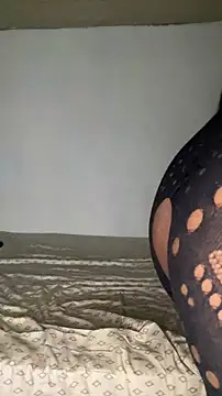 Snapshot of _foreigntitts chatting on 11.21.25 foreigntitts online show from 11.21.25