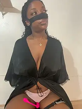 Snapshot of _foreigntitts chatting on 12.15.25 foreigntitts online show from 12.15.25